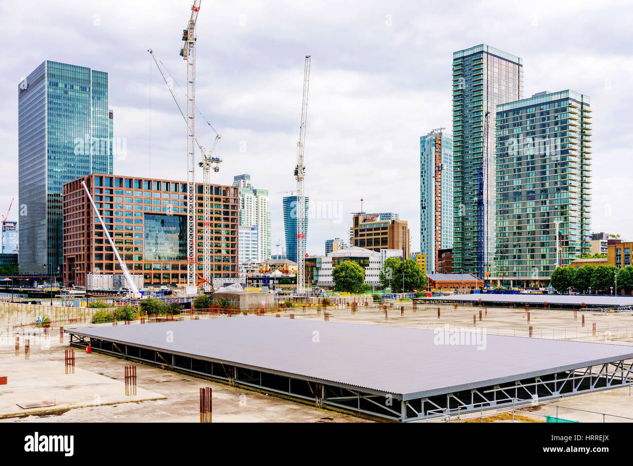 LONDON - AUGUST 2016: Dies ist ein entwickelnden Gebiet der Canary Wharf Bankenviertel, wo Neubauten am 11. August 2016 in London gebaut wird. Stockfoto