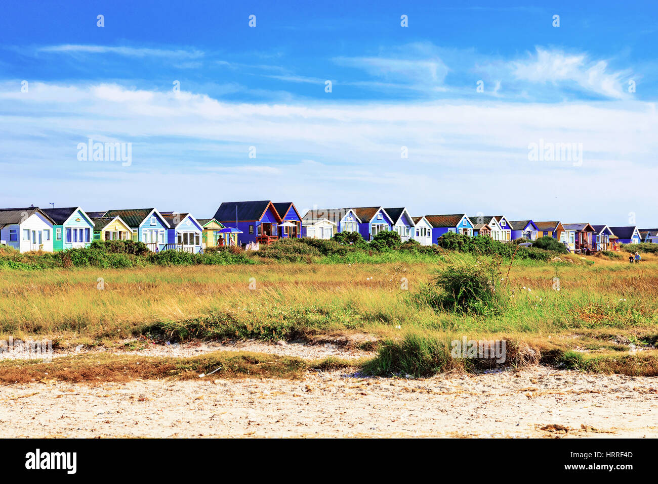 farbenfrohe Strandhütten mit blauen Himmel und Grünland Stockfoto