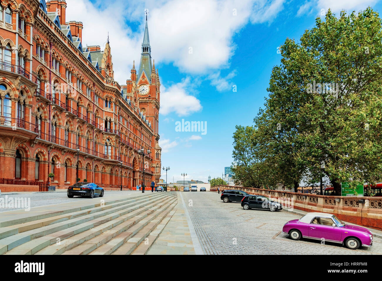 LONDON - 22 AUGUST: Dies ist das äußere von St Pancras Bahnhof Menschen kommen mit dem Eurostar Reisen in andere Teile Europas auf Augus Stockfoto