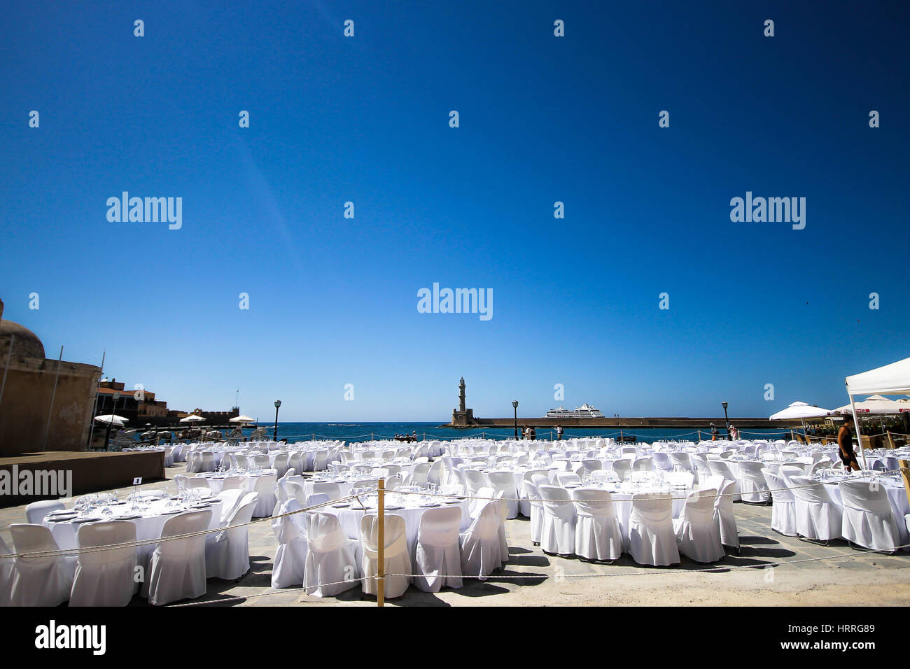 Weddin Tag Vorbereitung, weißen Stühlen und Hochzeitstische warten auf die Braut und Bräutigam Stockfoto