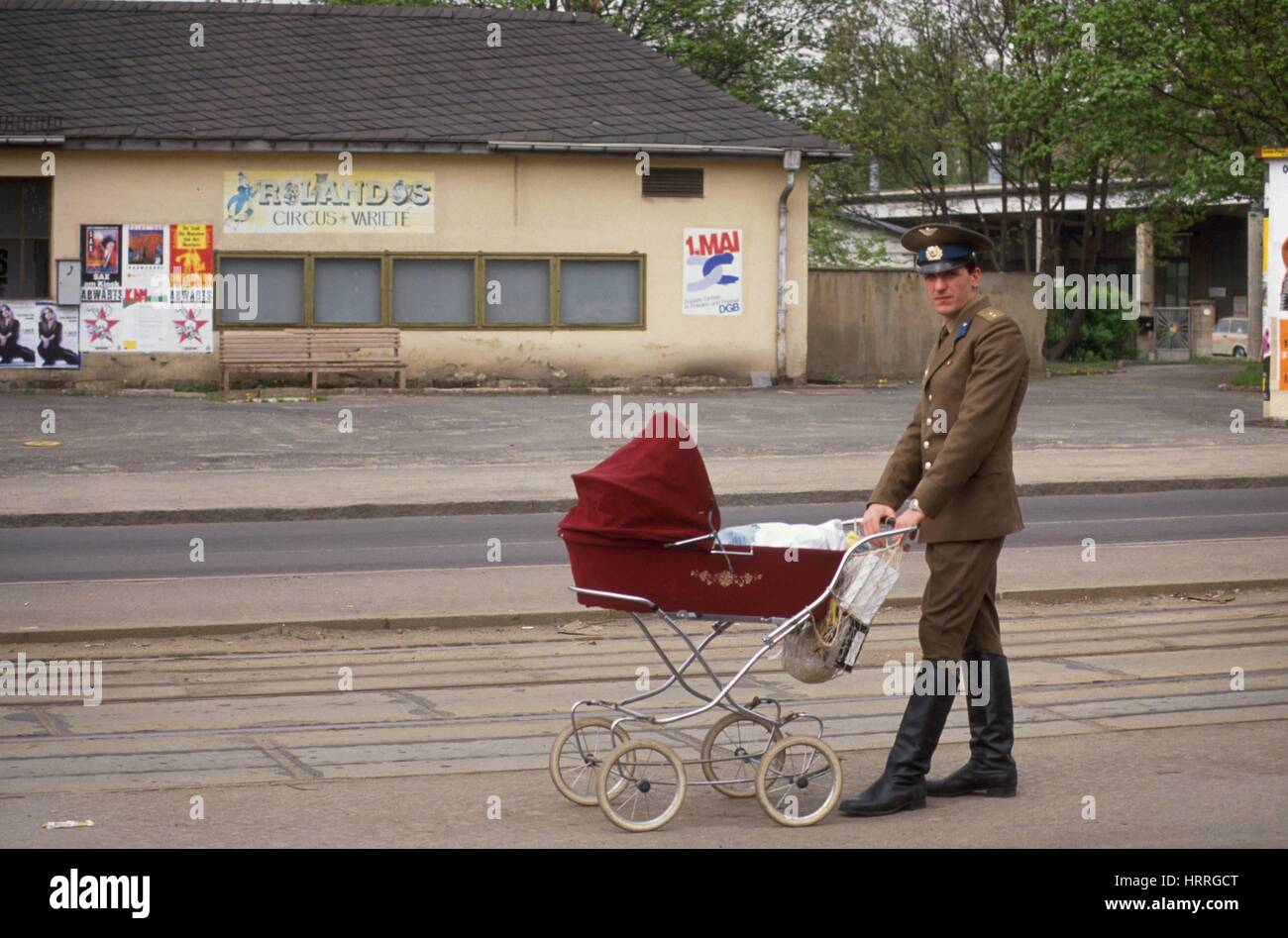 Sowjetischer Offizier in Riesa Stadt (DDR) im Jahre 1991 Stockfoto