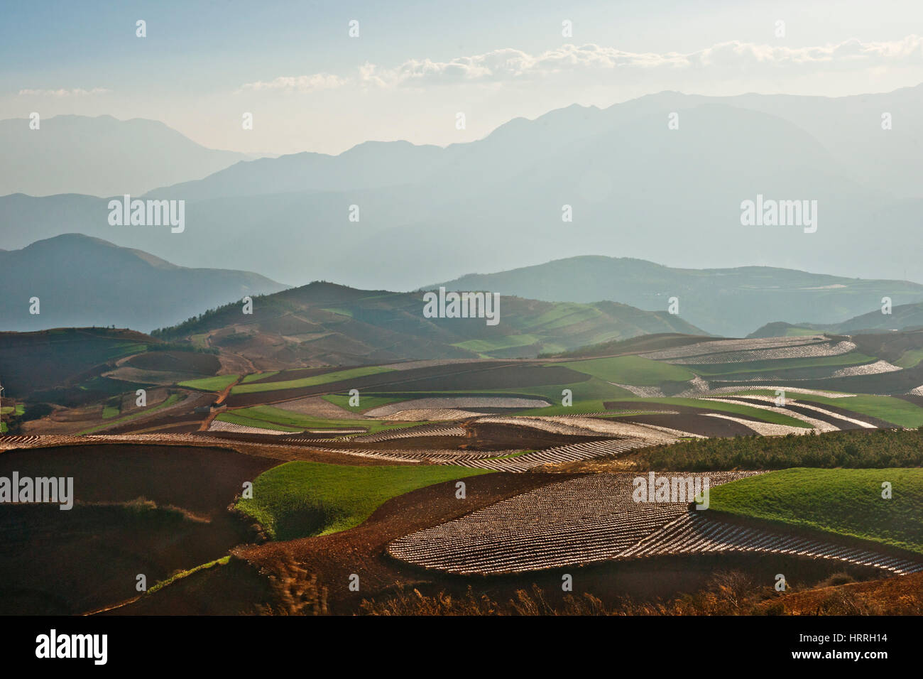 Panoramische Ansicht der chinesischen Landwirtschaft Landschaft mit Bergen und Hügeln am Morgen. Stockfoto