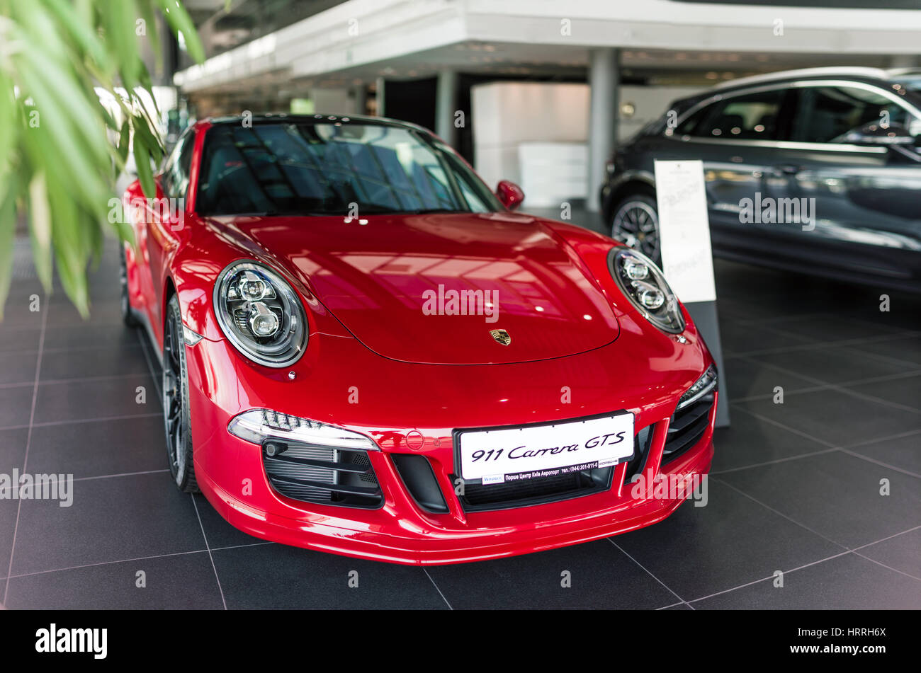 Kiew, Ukraine - 7. August 2016: Foto-Shooting der roten Porsche 911 in der Nähe von automotive Center 'Porsche Zentrum Kiew Airport' Stockfoto