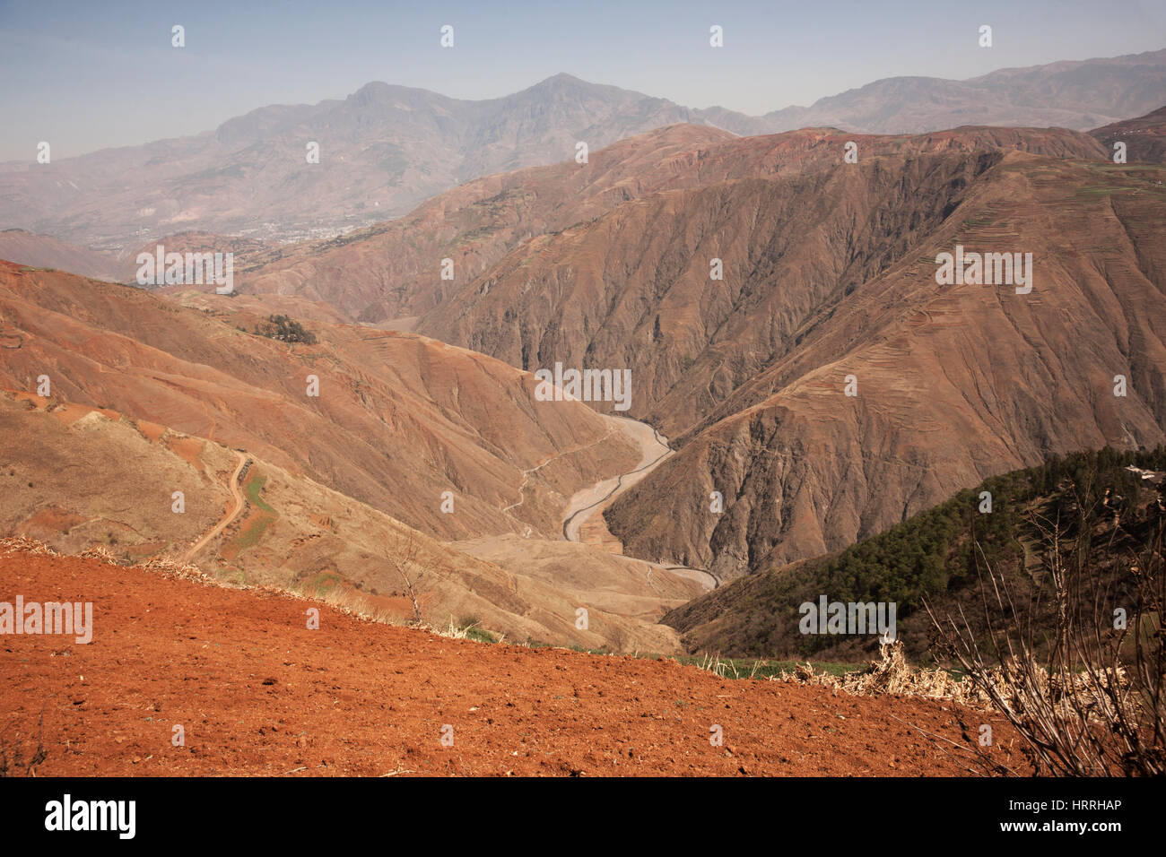 Kleine Straße zwischen Bergen von braunem Sand und Schmutz von einer Seite des Berges, die andere am Nachmittag, China Reisen Stockfoto