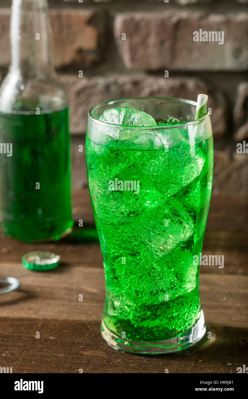Erfrischend grünen Limetten Limonade in einem eisgekühlten Glas Stockfoto