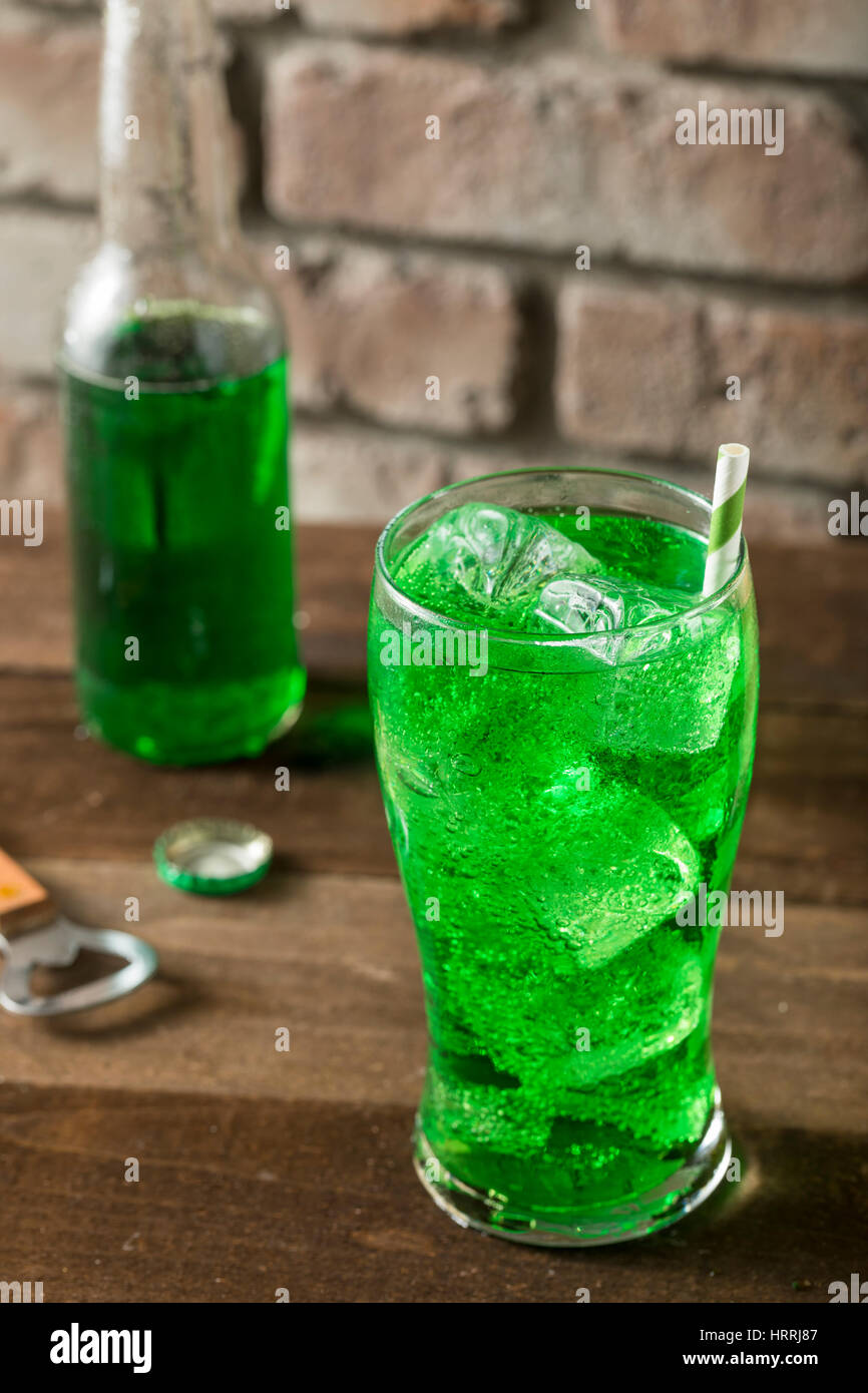Erfrischend grünen Limetten Limonade in einem eisgekühlten Glas Stockfoto