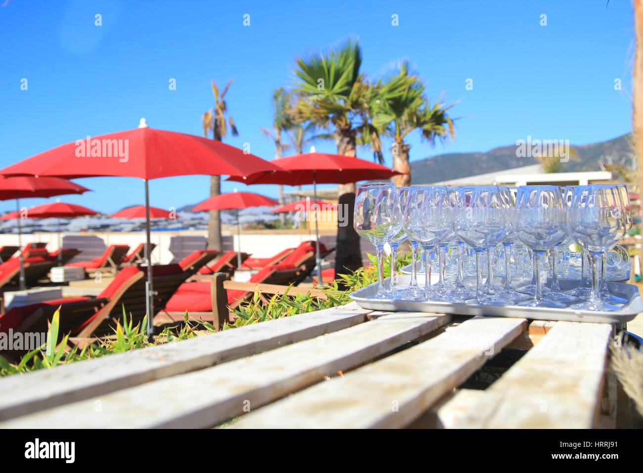 Weingläser auf einem Holztisch in ein tropisches Paradies Beachbar und restaurant Stockfoto