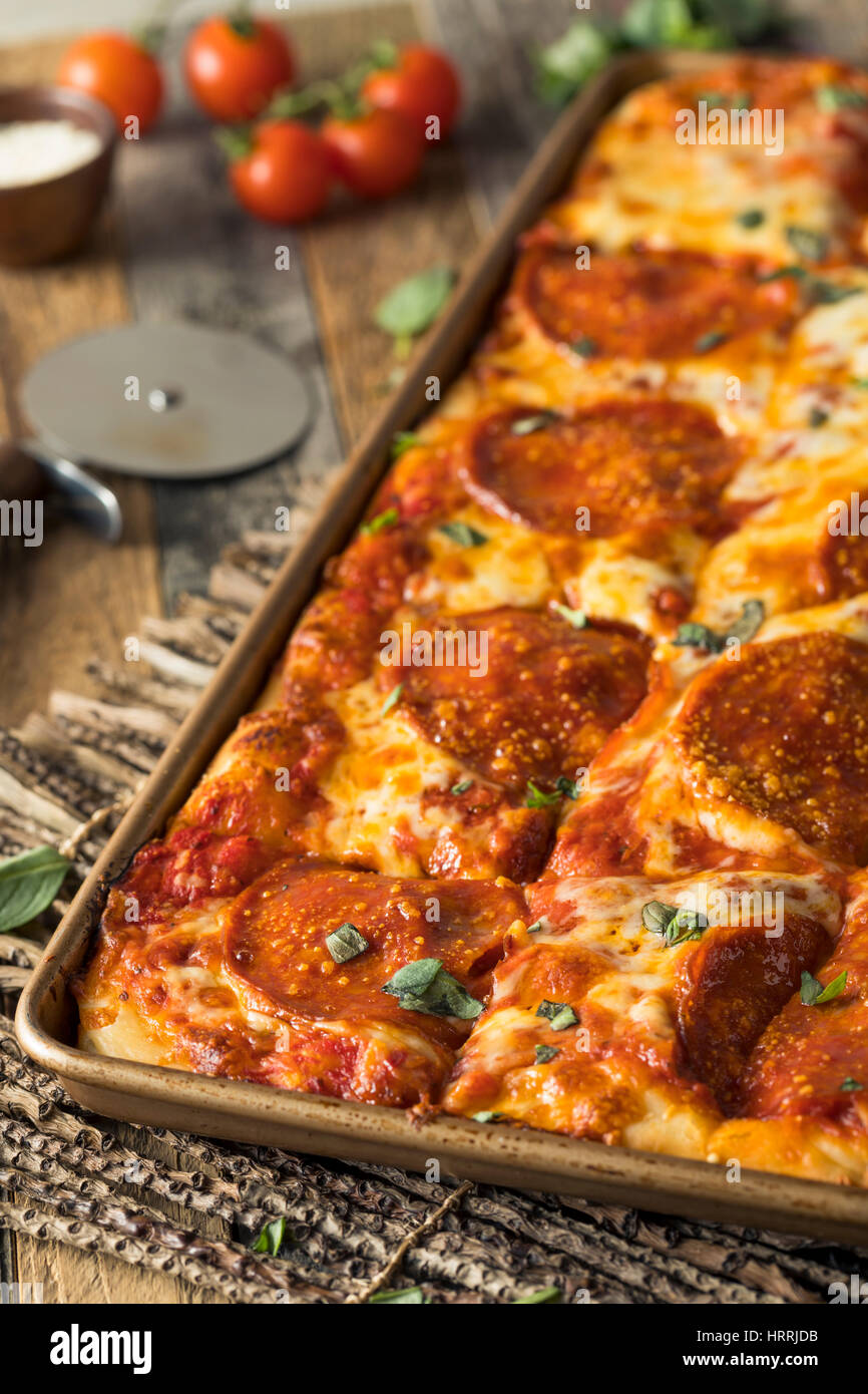 Hausgemachte Salami sizilianischen Pan Pizza fertig zum Verzehr Stockfoto
