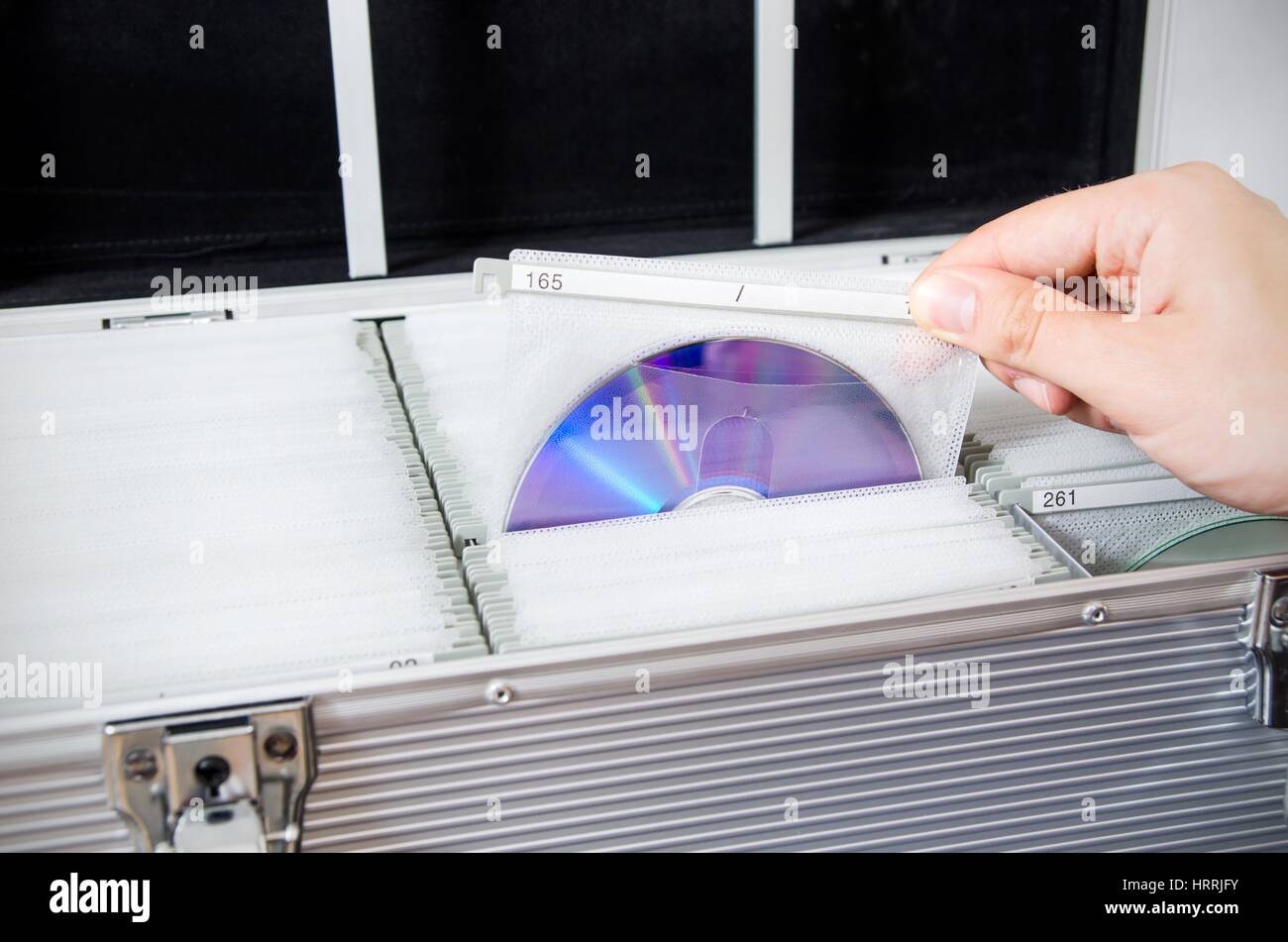 Hand zieht Scheibe aus Aluminium Transportkoffer Stockfoto