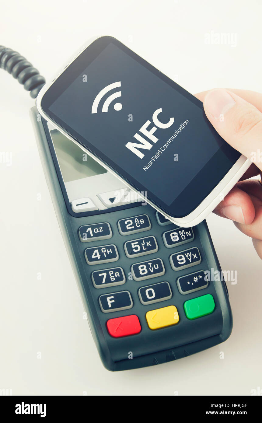 Kontaktlose Karte mit NFC-Chip im Smartphone Stockfoto