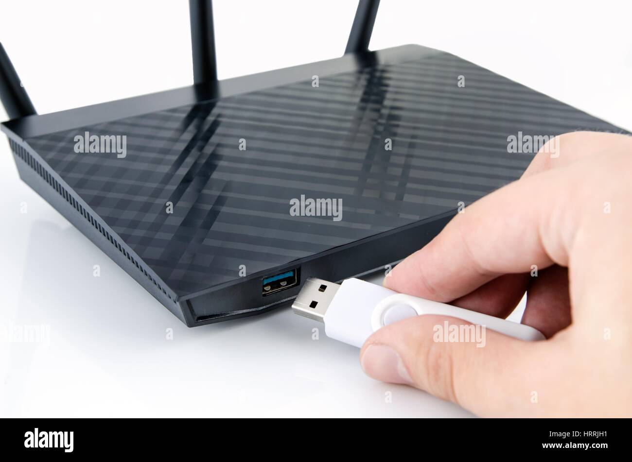 Moderne drahtlose WLAN-Router mit DLNA-Server. Medienwiedergabe von USB Flash-disk Stockfoto