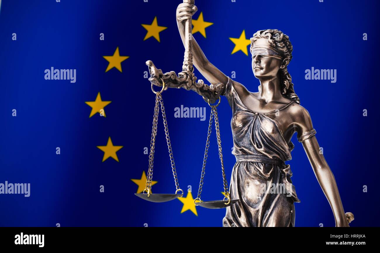 Themis mit Skala, Symbol der Gerechtigkeit auf EU-Flagge Hintergrund Zusammensetzung Stockfoto