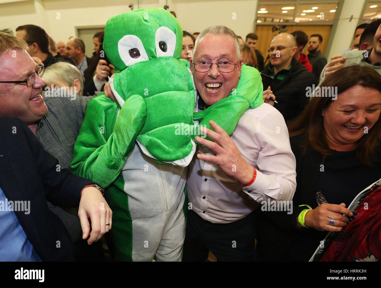 Sinn Féin Anwärter für Fermanagh South Tyrone Sean Lynch feiert an der Omagh Graf Zentrum haben gemeint worden in Northern Ireland Assembly gewählt. Stockfoto