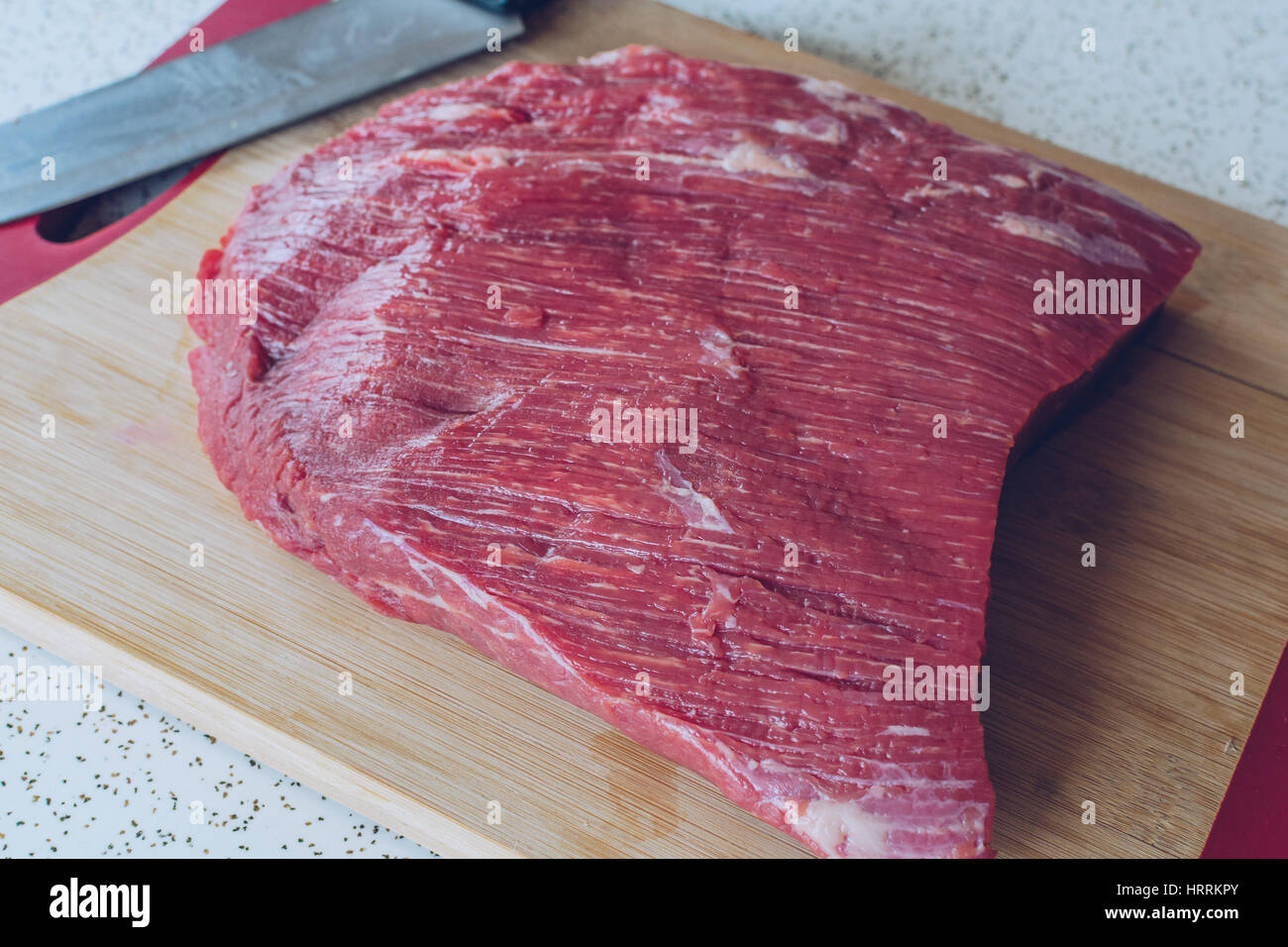 Großes Stück marmoriertes Rindfleisch auf Holzbrett Stockfoto