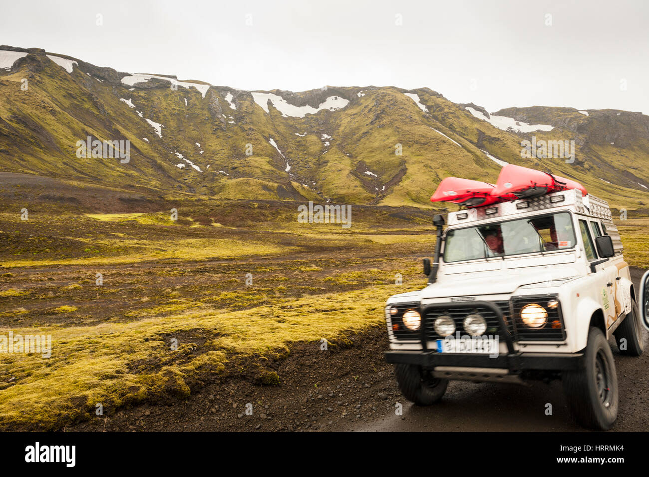 Ein Land Rover 4 x 4 Geländewagen fahren entlang einer unbefestigten Straße bei Laki-Krater-Nationalpark in Island. Stockfoto