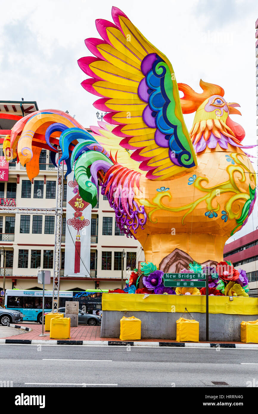Jahr der Hahn Verzierung, in Chinatown, Singapur Stockfoto