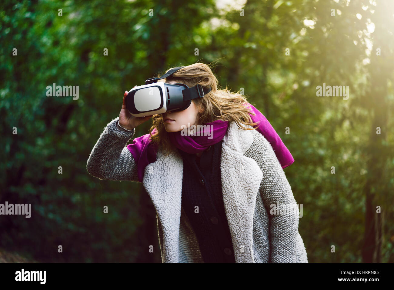 Frau mit Brille von Virtual Reality in der Natur Stockfoto