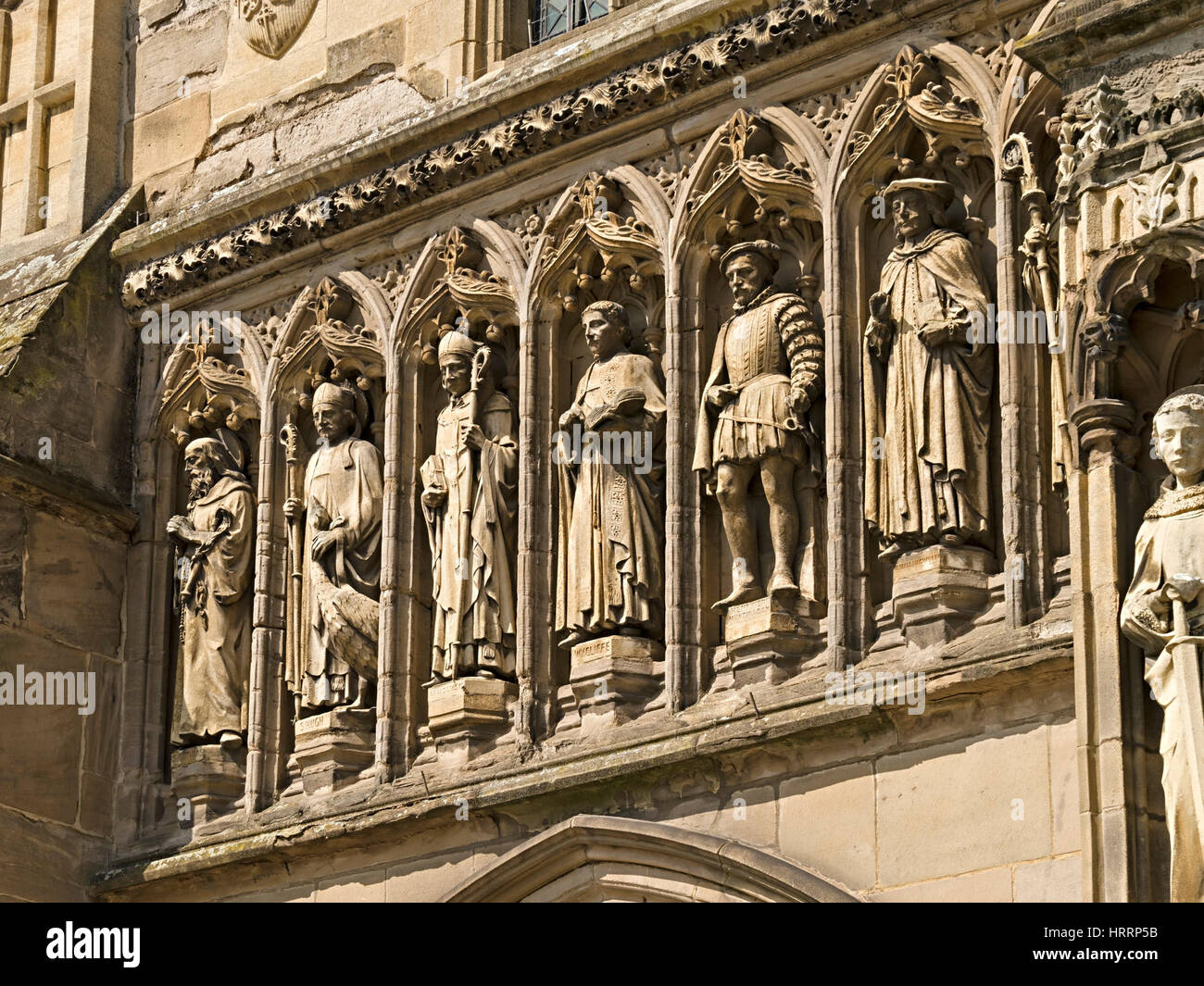 Zeile geschnitzt von alten steinerne Statuen über Vaughan Veranda Eingang in Leicester Kathedrale, Leicester, England, UK Stockfoto