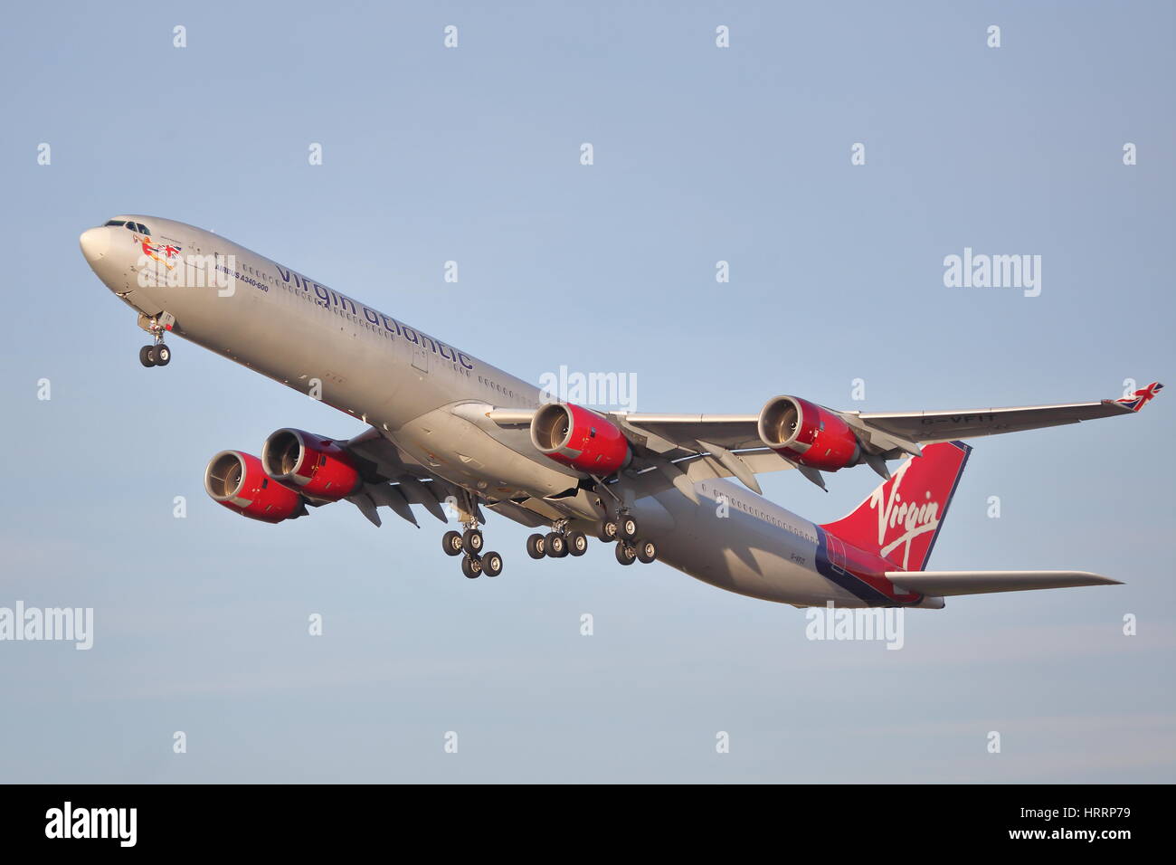 Virgin Atlantic Airbus A340 G-VFIT dem Start vom Flughafen London Heathrow, Vereinigtes Königreich Stockfoto