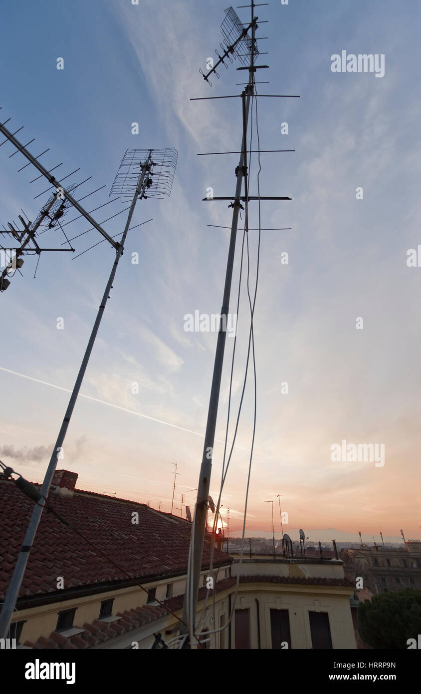 Antennen auf den Sonnenuntergang über den Dächern in Rom, Italien Stockfoto
