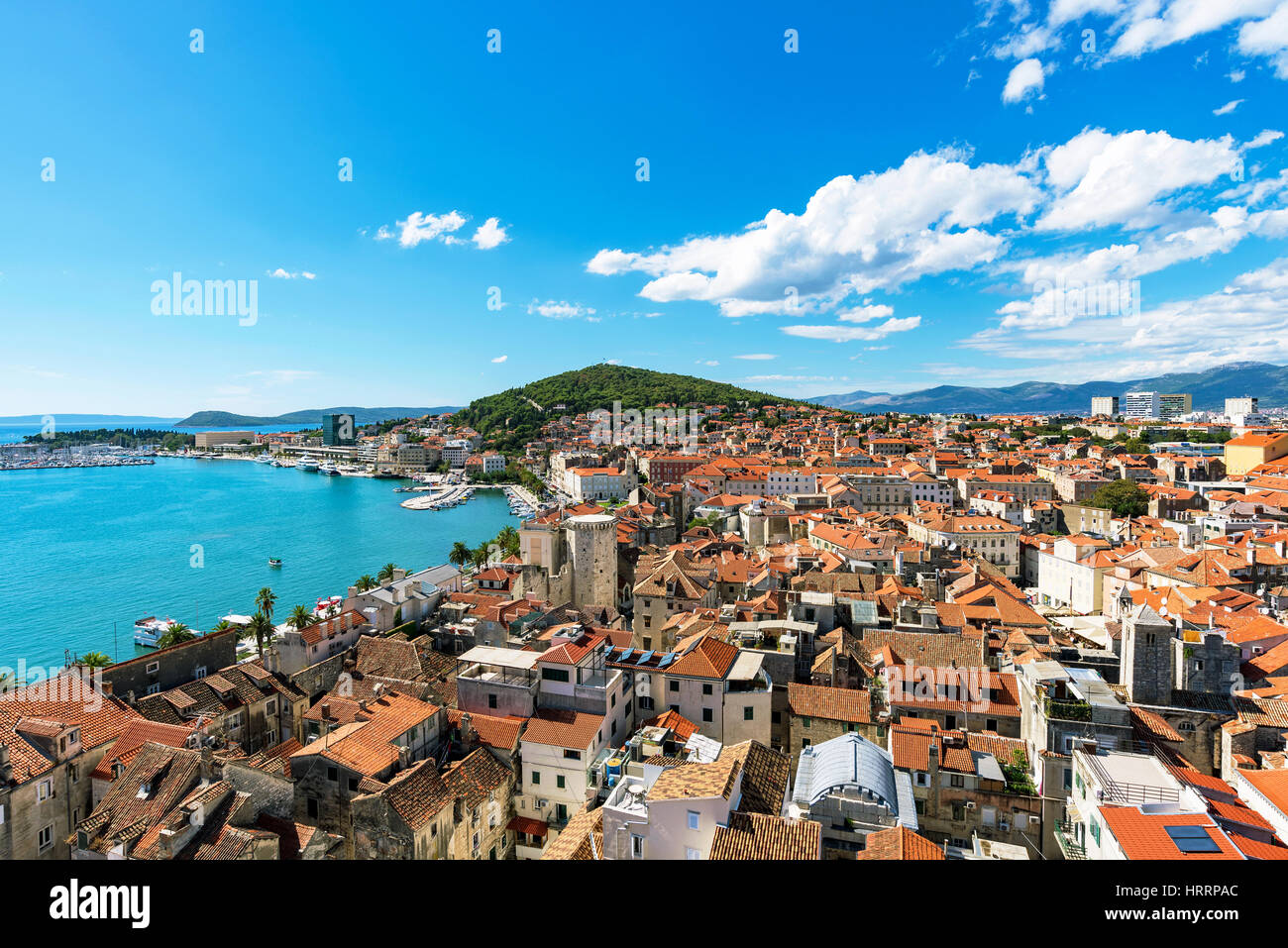 Altstadtblick mit Meer an einem sonnigen Tag aufgeteilt Stockfoto