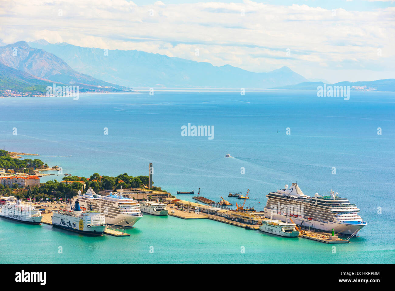 SPLIT, Kroatien - 17.September: Dies ist eine hohe Aussicht auf den Hafen von Split mit Kreuzfahrtschiffen und das Mittelmeer am 17. September 2016 in Split Stockfoto