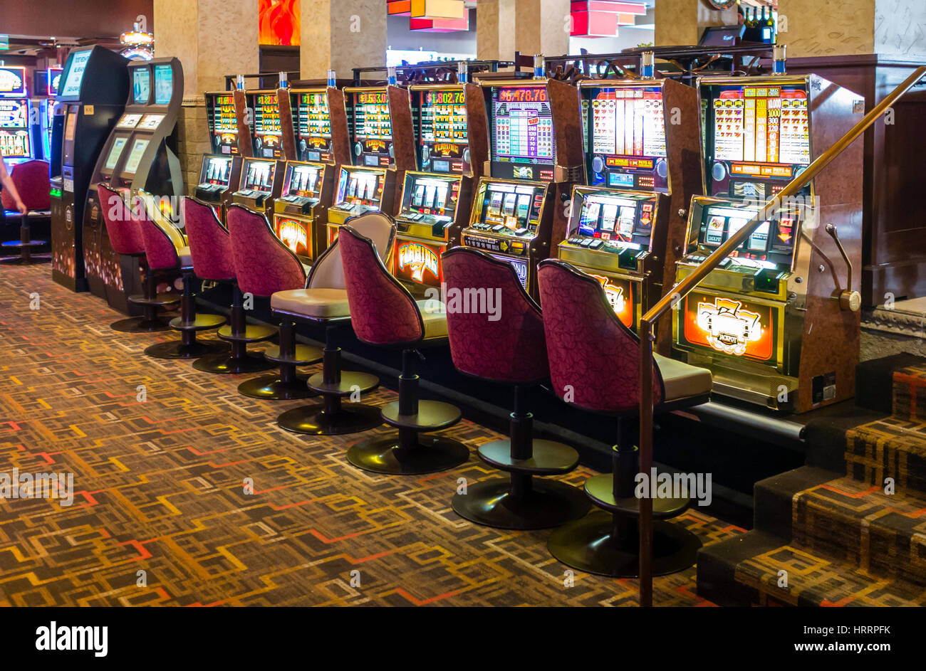 Las Vegas, NV - 28. Juli 2016: eine Reihe von Spielautomaten in einem Las Vegas Casino Stockfoto