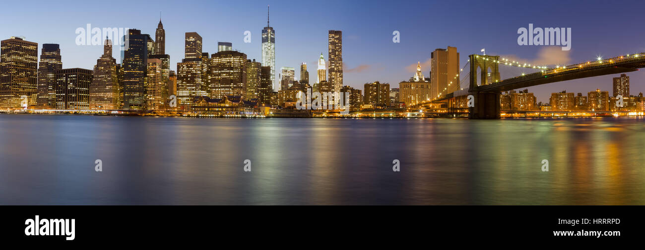 Skyline von New York City Manhattan in der Nähe der Brooklyn Bridge, Blick von der Brooklyn Bridge Park und dem East River Stockfoto