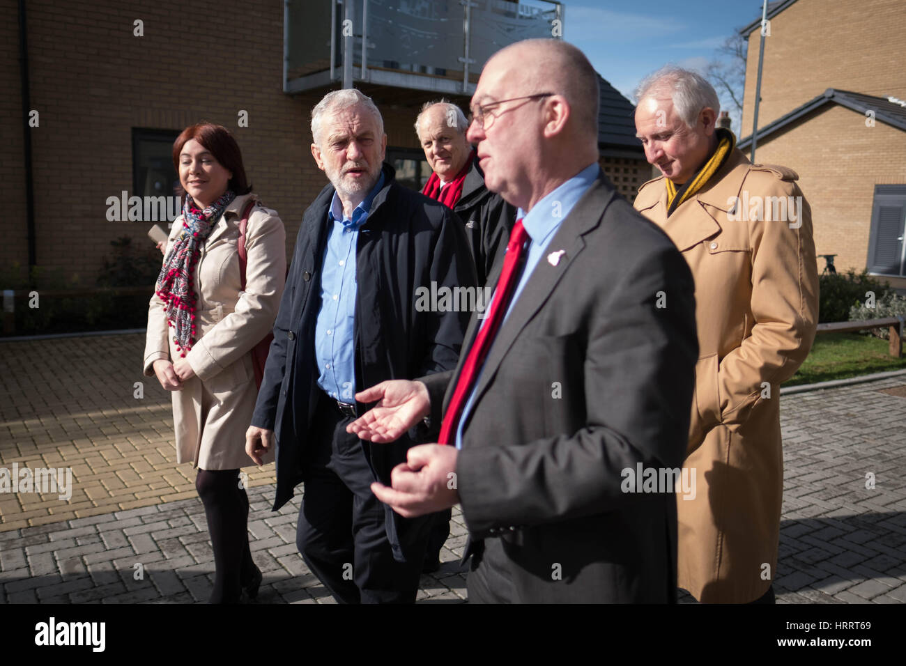 Labour-Chef Jeremy Corbyn (zweiter von links) besucht eine neue Regelung der Sozialwohnungen mit Mitverantwortung in Cambridge, mit des Rates Führern einschließlich Kevin Price (zweiter von rechts), Labour Kandidat für die Cambridge Bürgermeister. Stockfoto