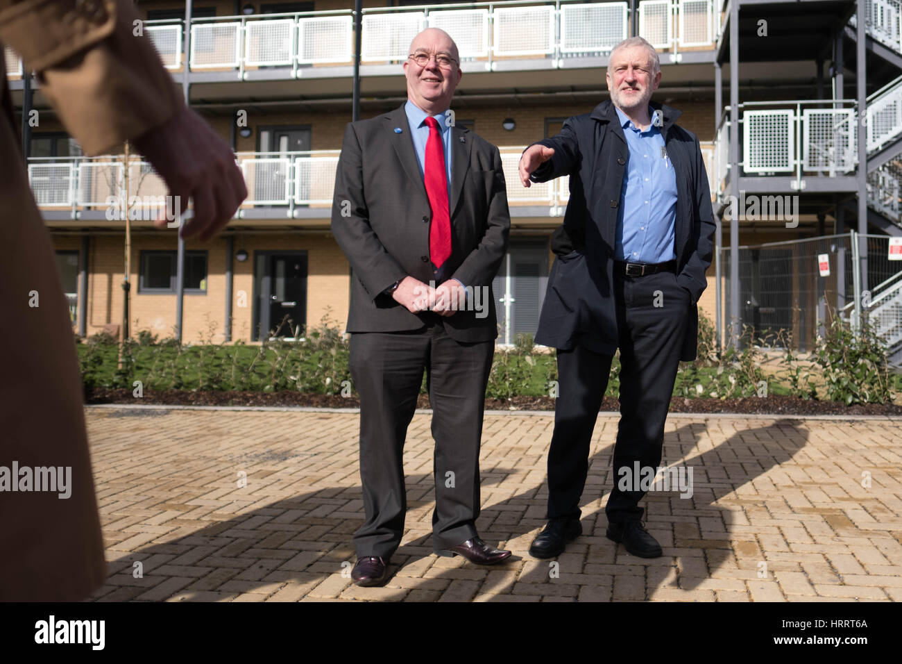 Labour-Chef Jeremy Corbyn (rechts) besucht eine neue Regelung der Sozialwohnungen mit Mitverantwortung in Cambridge, mit des Rates Führern einschließlich Kevin Price (links), Labour Kandidat für die Cambridge Bürgermeister. Stockfoto