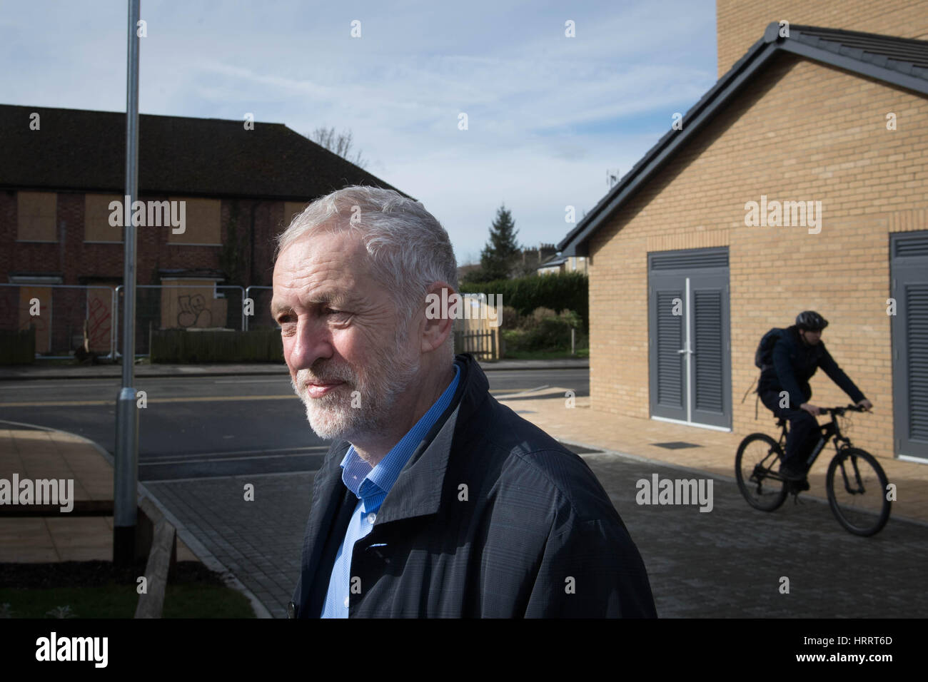 Labour-Chef Jeremy Corbyn besucht eine neue Regelung der Sozialwohnungen mit Mitverantwortung in Cambridge. Stockfoto