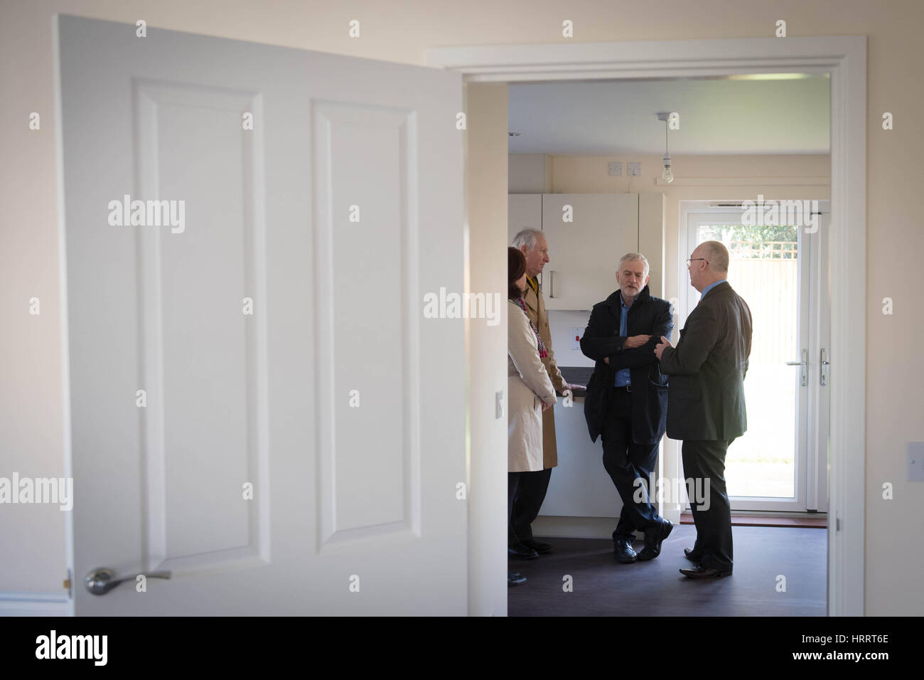 Labour-Chef Jeremy Corbyn (zweiter von rechts) besucht eine neue Regelung der Sozialwohnungen mit Mitverantwortung in Cambridge, mit des Rates Führern einschließlich Kevin Price (rechts), Labour Kandidat für die Cambridge Bürgermeister. Stockfoto