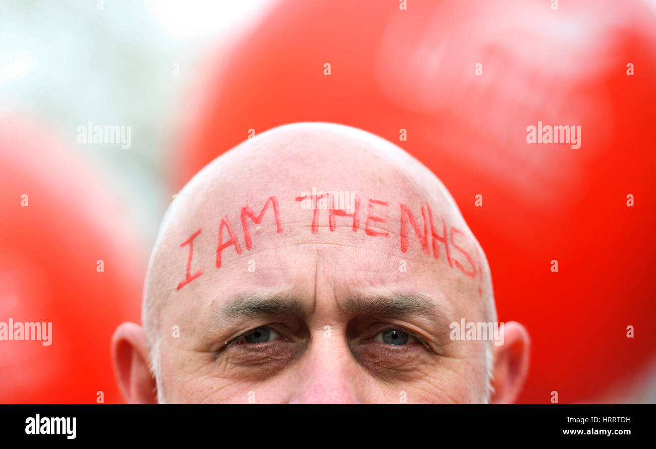 Demonstranten besuchen eine Kundgebung im Zentrum von London, zur Unterstützung des NHS. Stockfoto