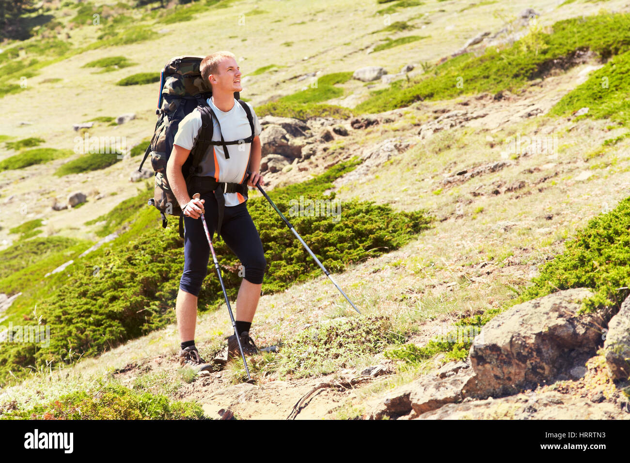 Spur in den Bergen. ein Wanderer in den Bergen. Aufstieg an die Spitze. Bergsteigen Stockfoto