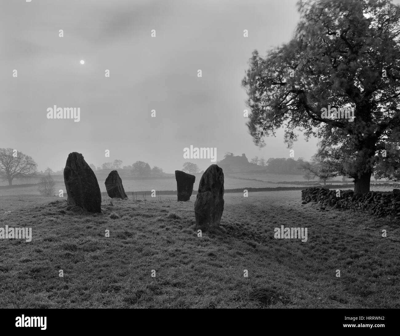 Die 4 verbleibenden Steinen von neun Stein engen Steinkreis, Derbyshire, aussehende S zu Robin Hoods Stride, wo die großen südlichen Mond erscheint. Stockfoto