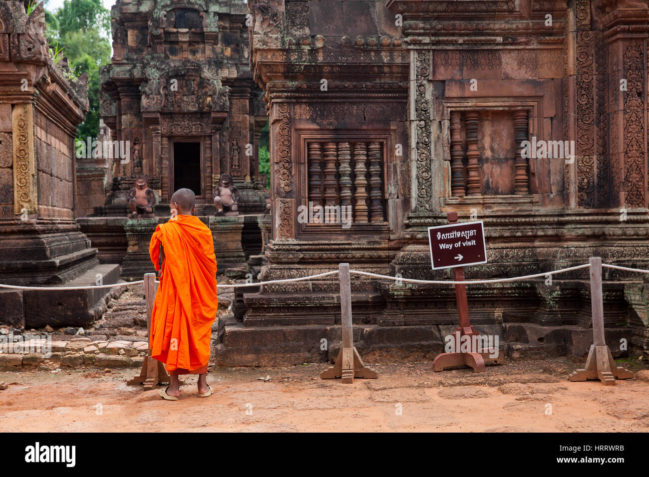 Siem Reap, Kambodscha - 7. Mai 2014: buddhistischer Mönch beobachten Banteay Srei Tempel, einer der Tempel des legendären Angkor Komplex am 7. Mai 2014, Naht Stockfoto