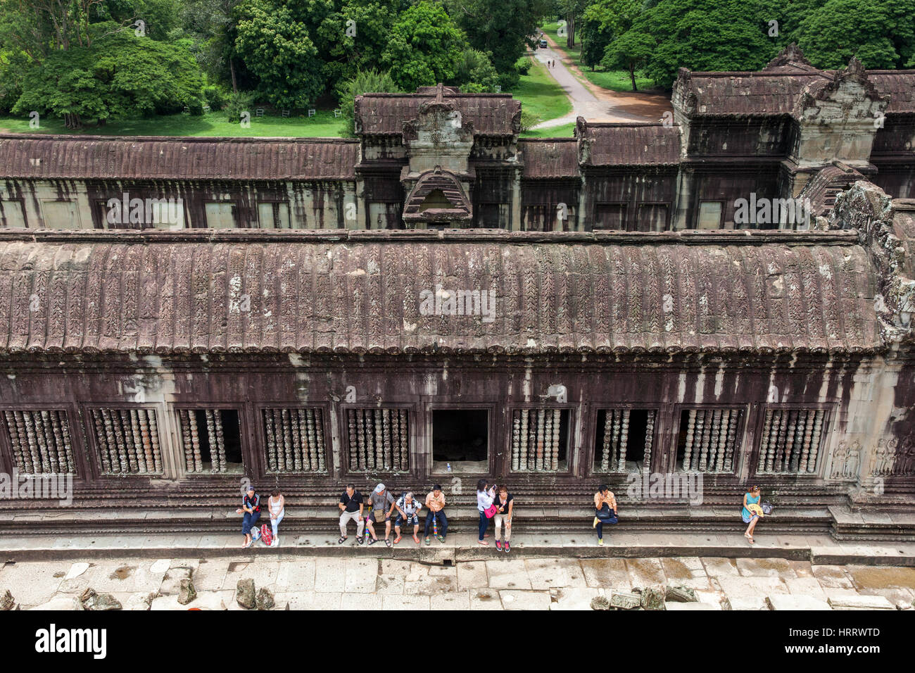 Siem Reap, Kambodscha - 25. Juni 2014: Gruppe von Touristen, die Ruhe in Angkor Wat Tempel am 25. Juni 2014, Siem Reap, Kambodscha. Stockfoto