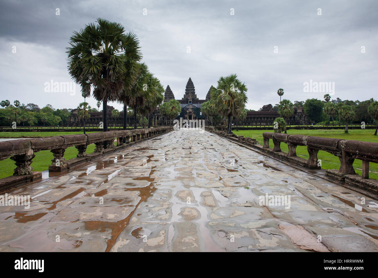 Siem Reap, Kambodscha - 25. Juni 2014: der Weg zum Tempel Angkor Wat in einem bewölkten Tag auf 25. Juni 2014, Siem Reap, Kambodscha. Stockfoto