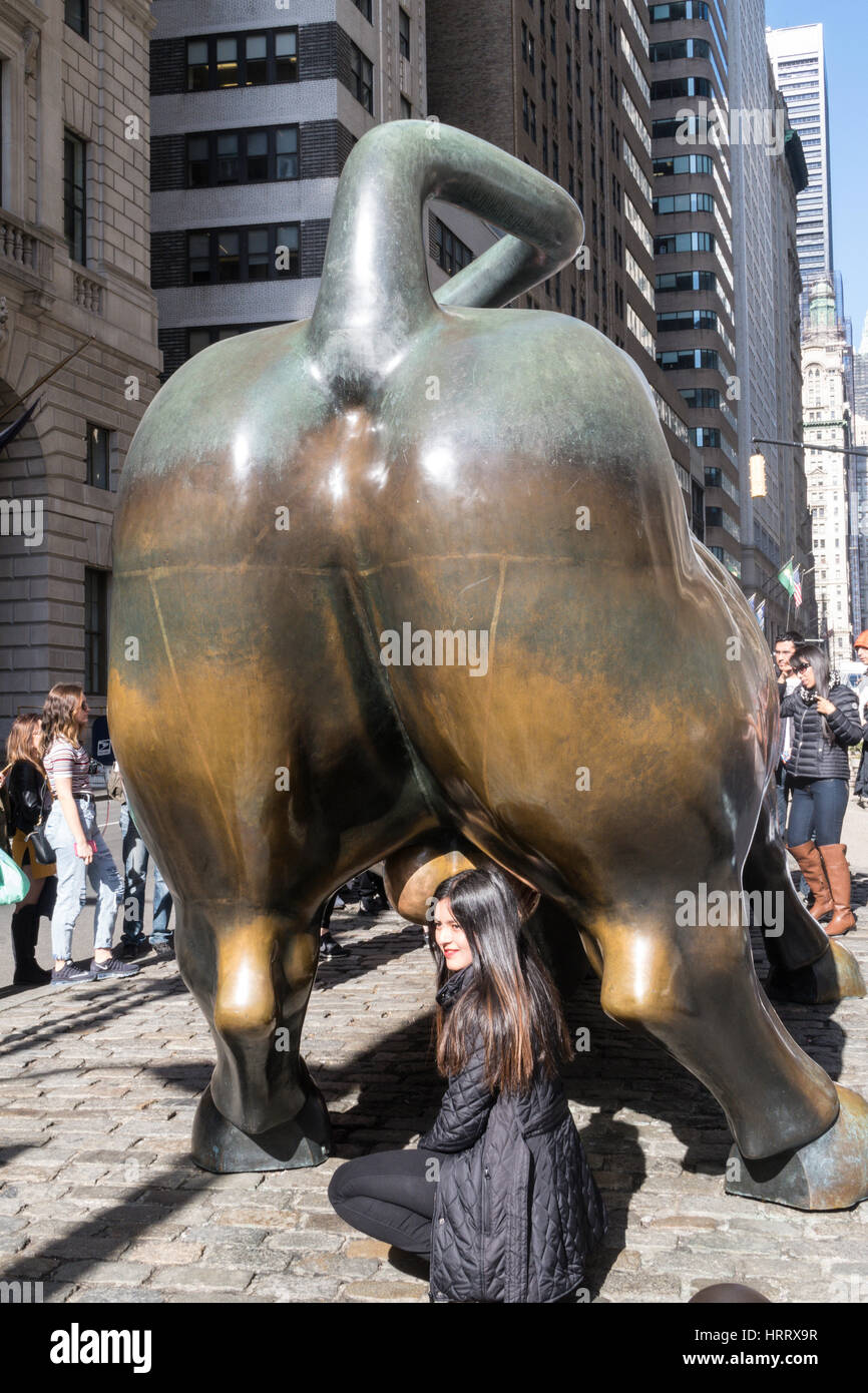 Touristen im Laden Stier Skulptur in Bowling Green Park, New York Stockfoto