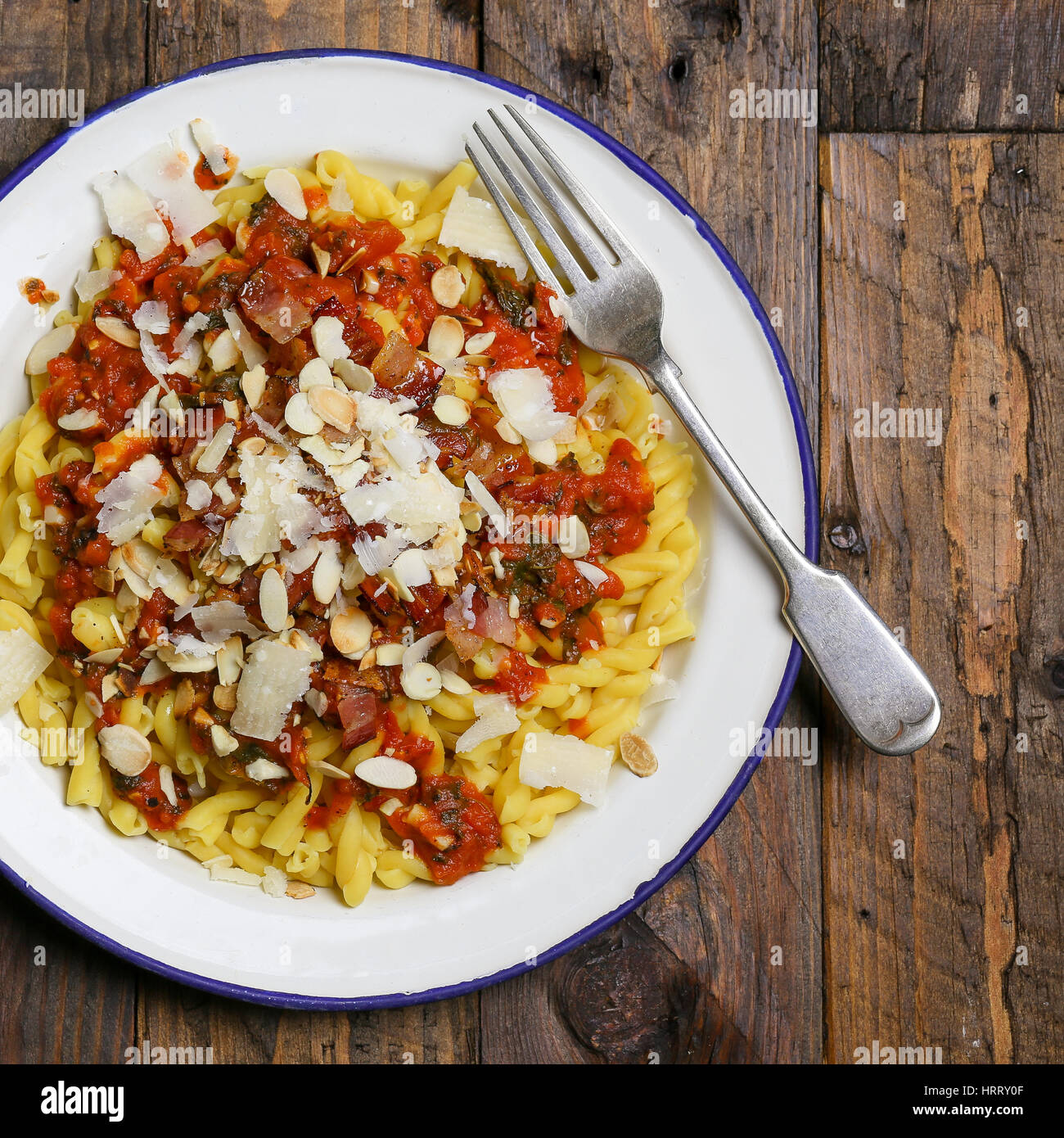 Italienische Hartweizen Weizen Grieß Ei Nudeln mit Tomatensauce ...