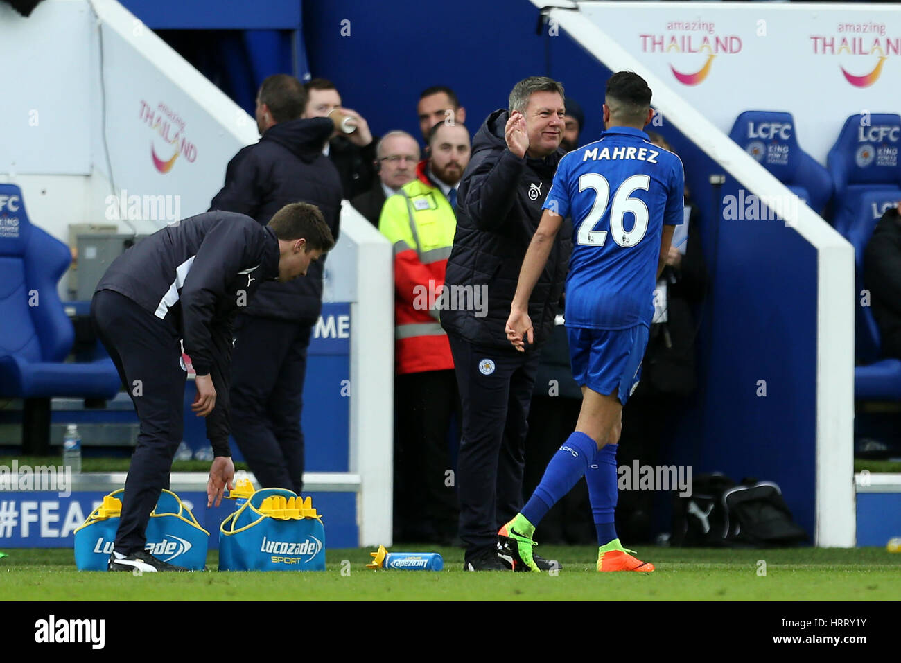 Leicester City Riyad Mahrez ist nach Partituren seiner Seite das zweite Tor des Spiels während der Premier League match bei der King Power Stadium, Leicester Leicester City Interimstrainer Craig Shakespeare gratuliert. Stockfoto