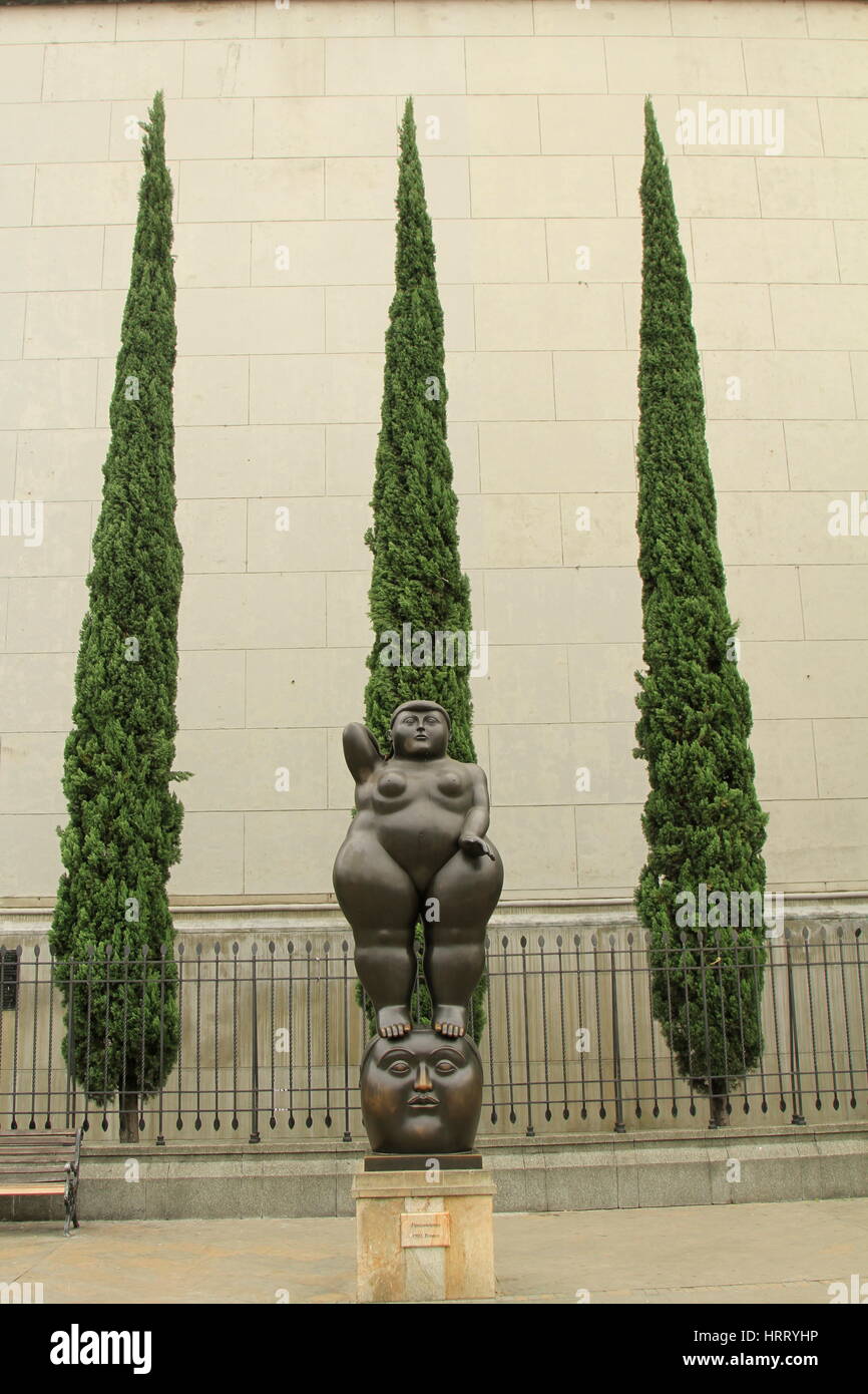 Frau stehend auf Kopf Bronze-Skulptur eines Mannes, Plaza Botero Stockfoto