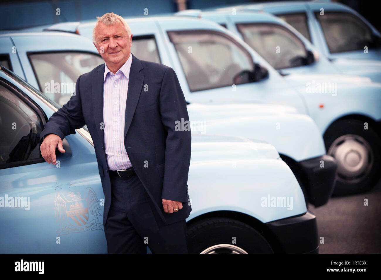 Mike Summerbee führt eine Flotte von speziellen Manchester City FC Marken-taxis Stockfoto