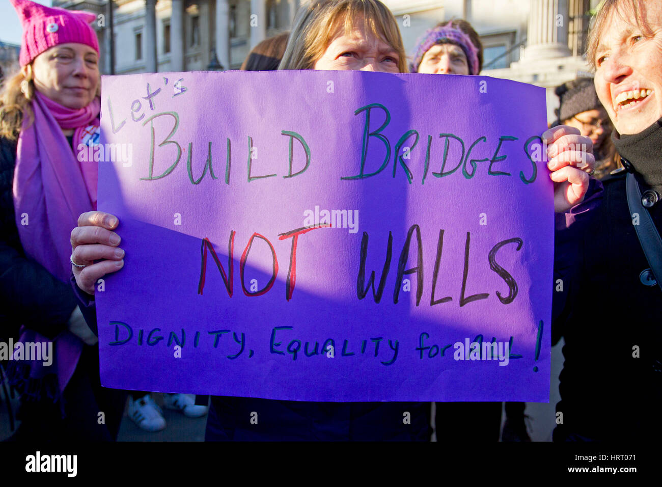 Ca. 100.000 Demonstranten marschierten im Zentrum von London, ihren Widerstand gegen Donald Trump Präsidentschaft auszudrücken. Frauen März in London war einer der hun Stockfoto