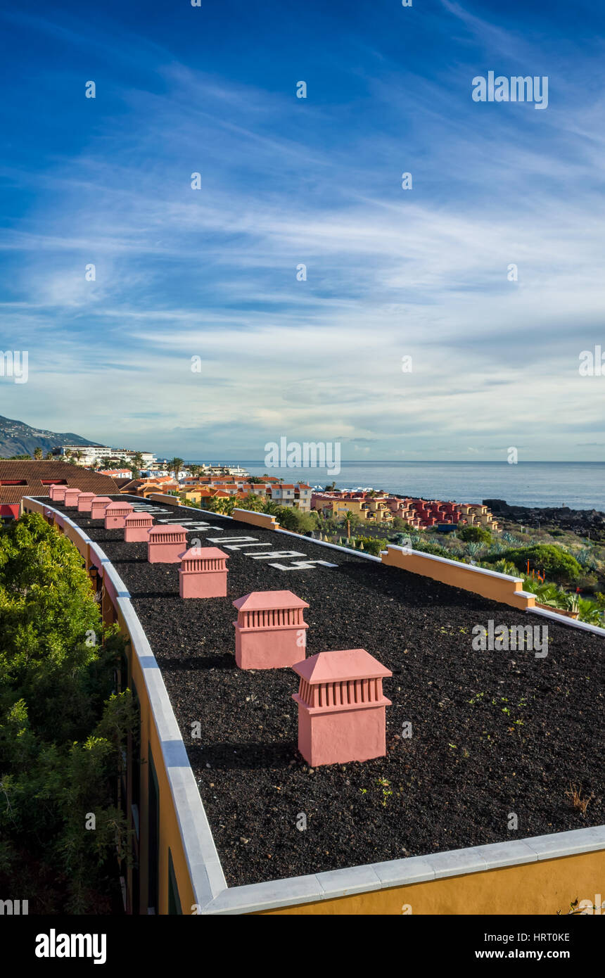 Los Cancajos, La Palma. Ein Blick vom Hotel Las Olas Ferienwohnungen in  Richtung der Küste suchen, über die lange Dachterrasse der Ferienwohnung  unten. Es ist eine klare sonnigen Morgen mit nur ein