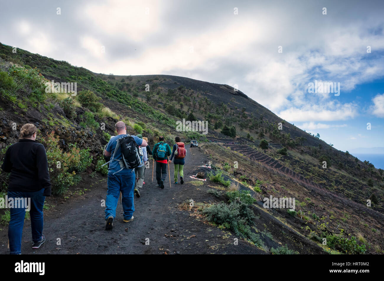 Wanderweg in Fuencaliente. La Palma. Eine organisierte Partei Wandern Wandern in den Fuencaliente, wo Sie eine Vielzahl von Weinen aus den Bergen Seite Weinberge produzieren. Es ist eine helle diesigen Tag mit sich schnell bewegenden Wolken. Stockfoto