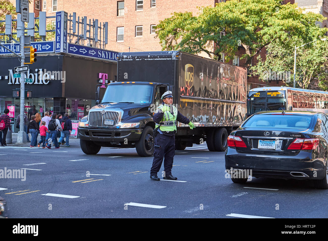 NEW YORK CITY - 6. Oktober 2016: A NYPD Traffic Officer Durchführung des Verkehrs auf 9th Avenue in Chelsea Bereich Stockfoto