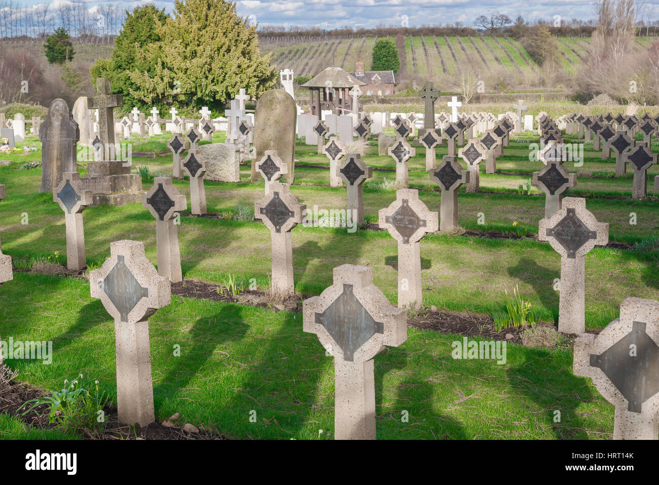 Der Friedhof bei St. Mary Shotley enthält eine Marine Commonwealth-Kriegsgräber-Website, die letzte Ruhestätte von vielen jungen Matrosen, Shotley Suffolk, UK Stockfoto