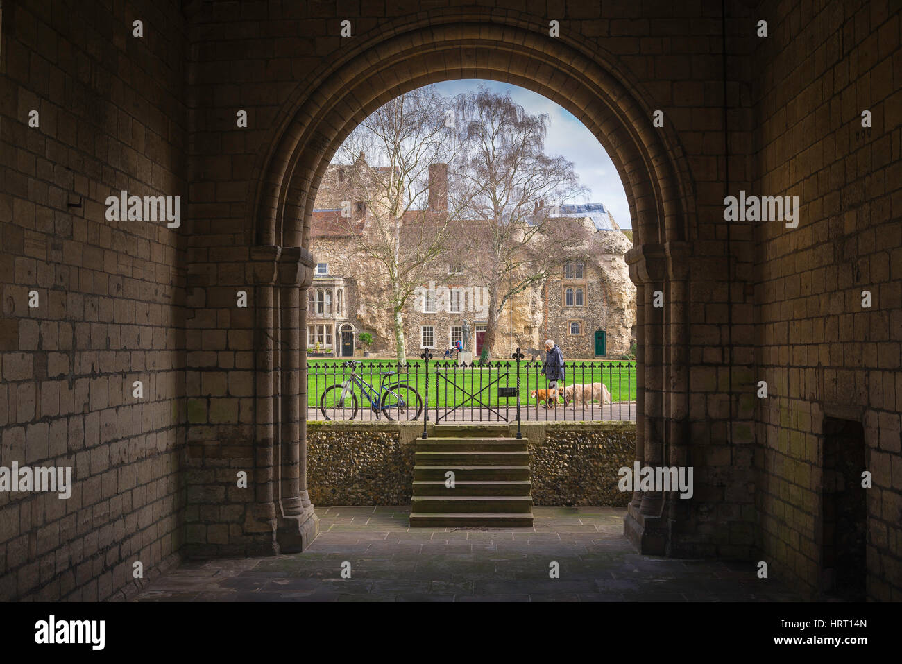 Bury St Edmunds Suffolk, einen Blick durch das Torhaus des 11. Jahrhunderts normannische Turm mit renovierten mittelalterlichen Klostergebäude über UK. Stockfoto