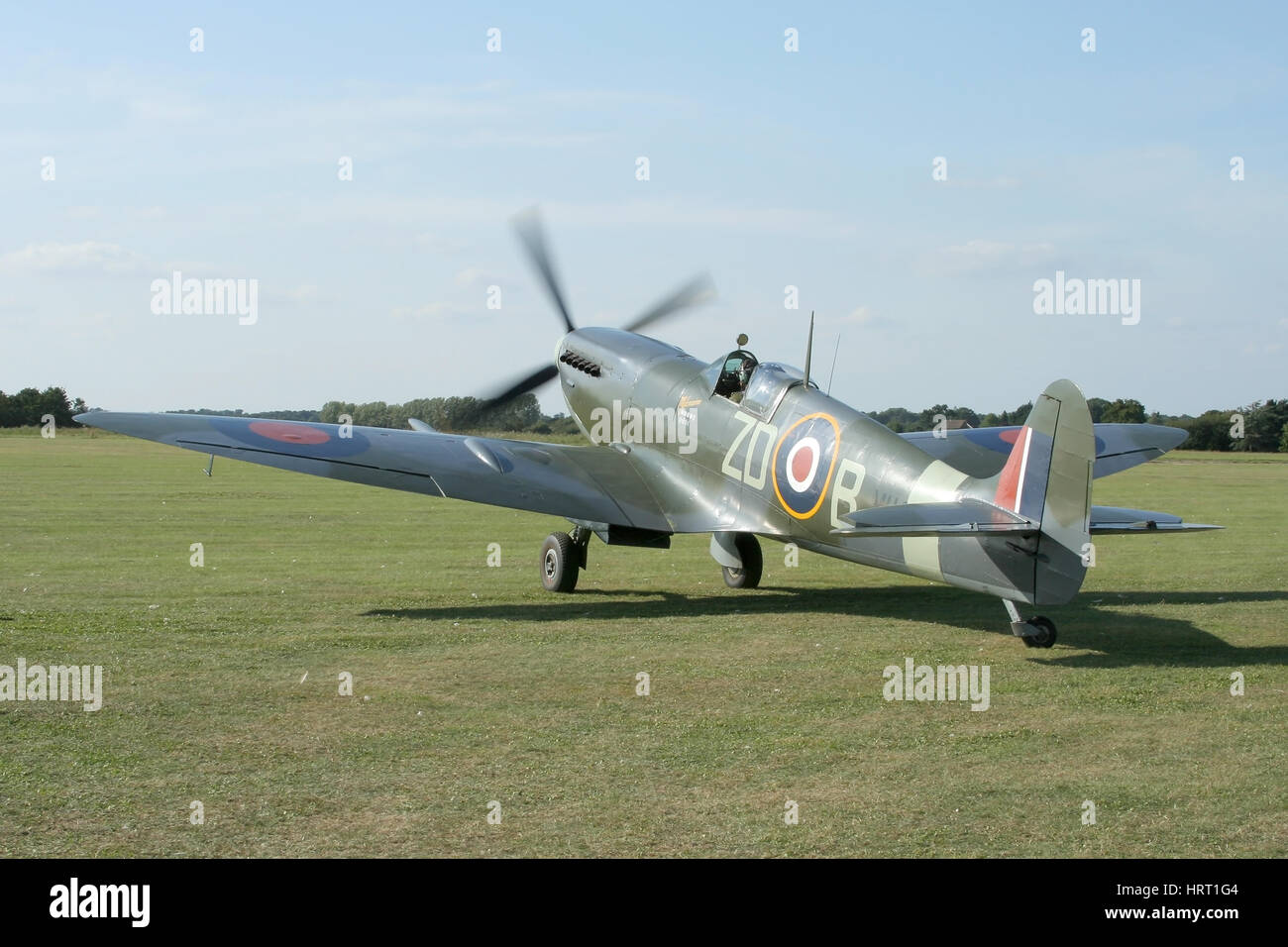 Alten Flugmaschine Unternehmen Spitfire IX MH434 Hochfahren der Merlin-Motor bei Rougham vor einer Anzeige. Stockfoto